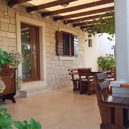 Dalmatian Stone House With Swimming Pool Near 苏佩塔尔
